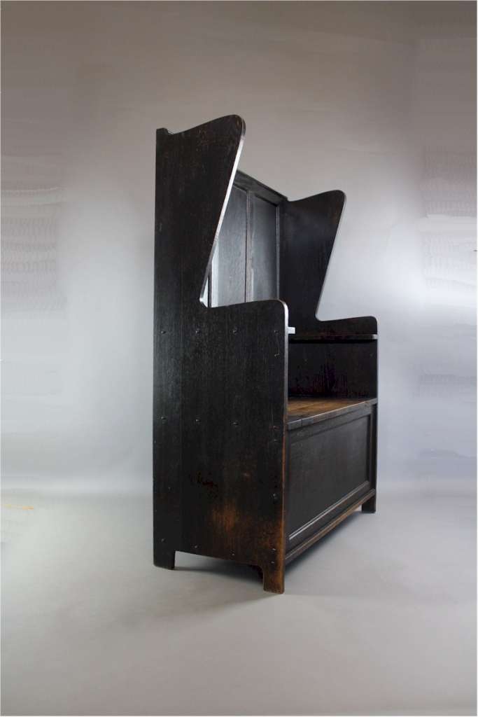 Classic Arts and Crafts hall settle c1900