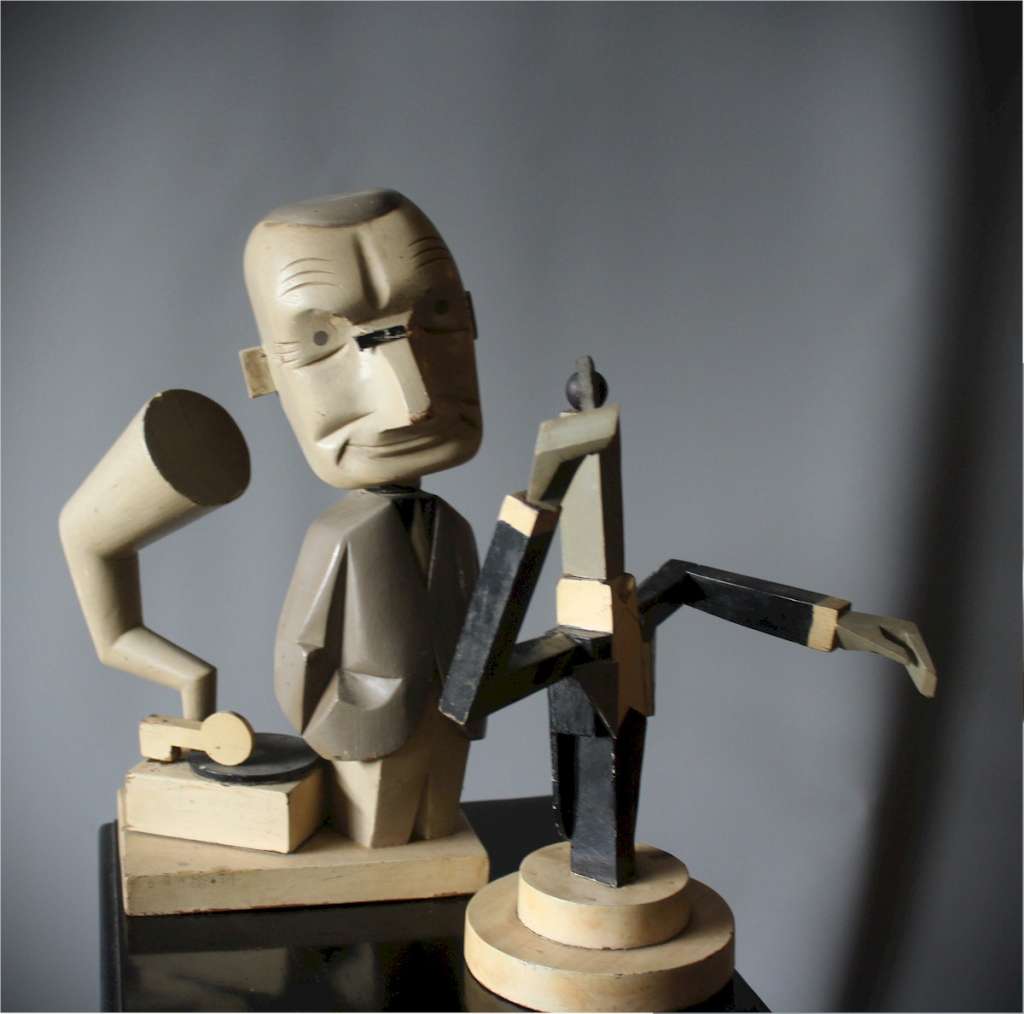 Amusing wooden musical figures