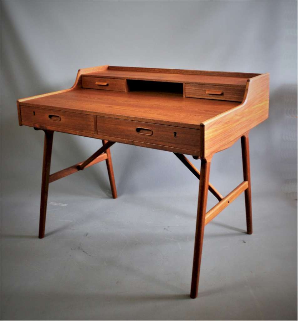 Danish teak writing desk by Arne Wahl Iversen for Vinde Mobelfabrik