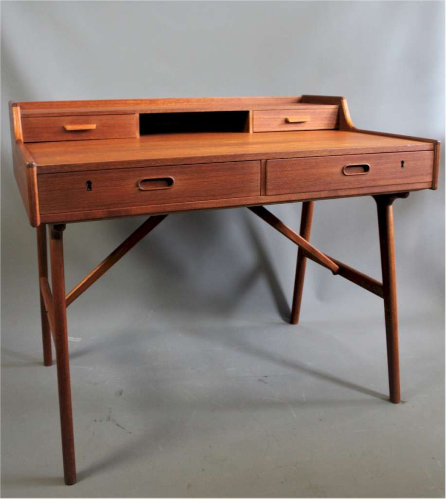 Danish teak writing desk by Arne Wahl Iversen for Vinde Mobelfabrik