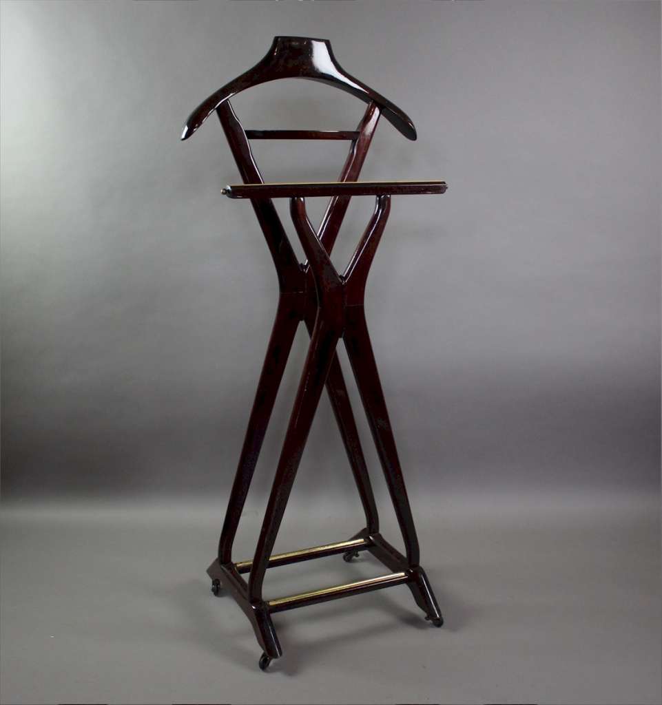 Italian Mid-Century Valet designed by Ico Pairisi, 1950s. Wonderful valet designed by Ico Parisi for