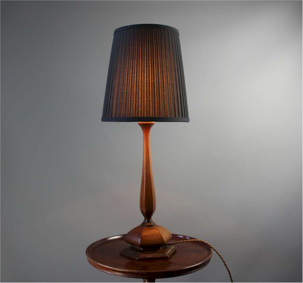 Elegant Edwardian table lamp in mahogany