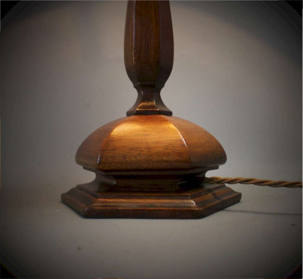 Elegant Edwardian table lamp in mahogany