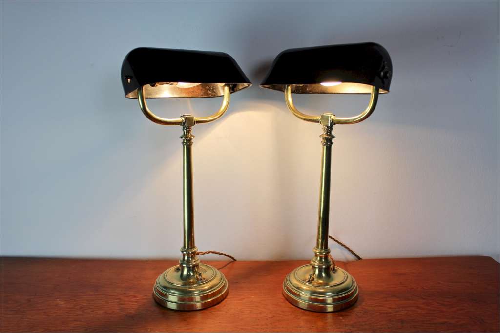 Pair of good quality Edwardian bankers lamps in brass with Bakelite shades.