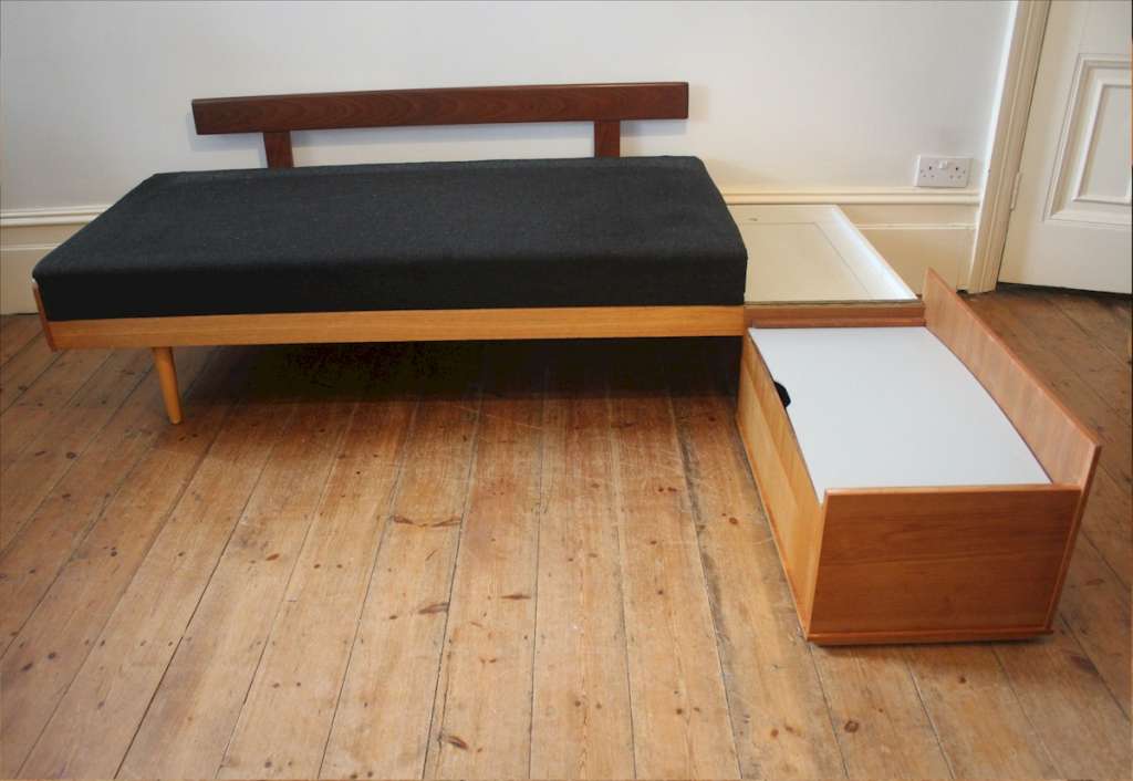 Mid-Century sofabed Teak frame in the manner of Ingmar Relling For Ekornes