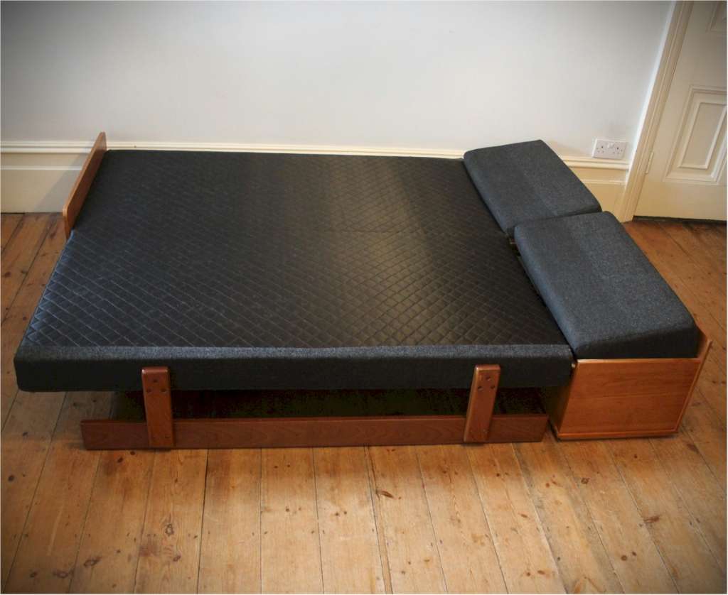 Mid-Century sofabed Teak frame in the manner of Ingmar Relling For Ekornes