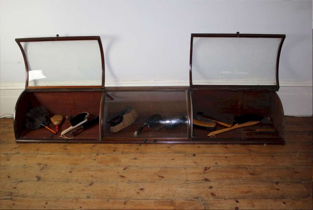 Victorian shop fitting mahogany / bowed glass